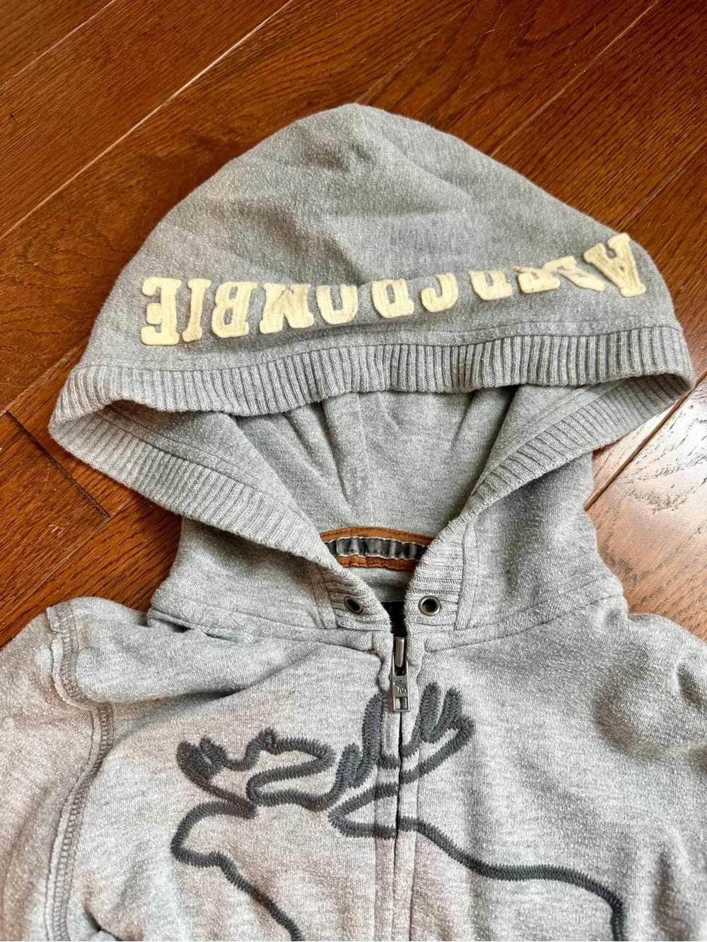Women’s Abercrombie & Fitch Light Gray Moose Logo Full Zip Hoodie. Size Medium.